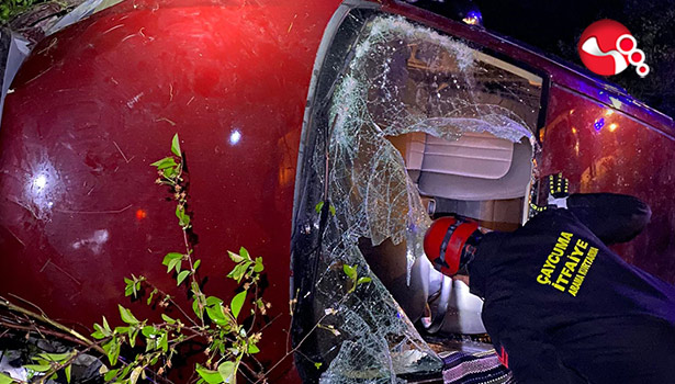 Şarampole uçtu: Yaralılar var