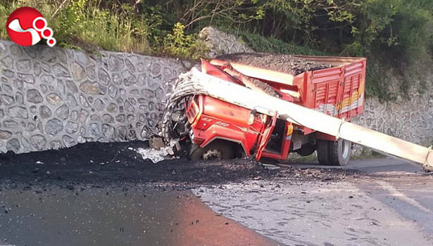 Elektrik direğine çarptı