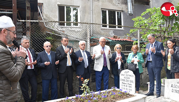 Osman Zeki Oral, mezarı başında anıldı...