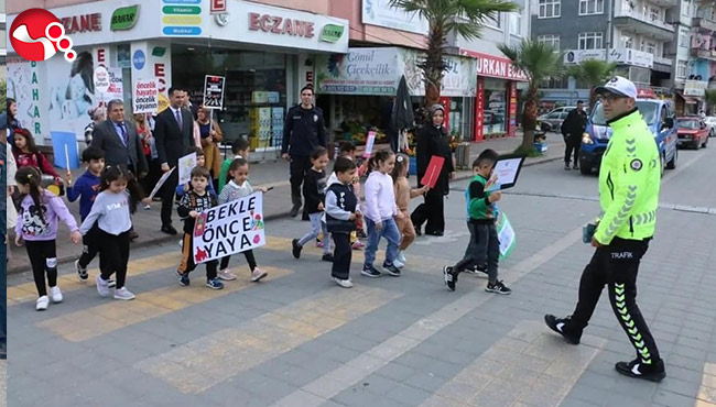 Minikler trafik uygulaması yaptı