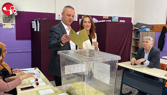 Başkanı Ömer Selim Alan ve eşi Ceyda Alan oylarını kullandı
