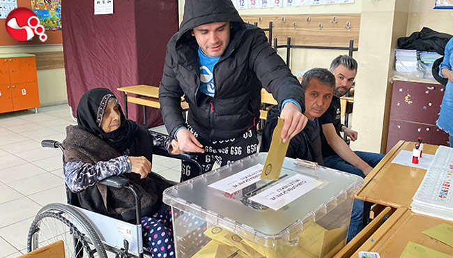 90yaşındaki Hacer Nine sandık başında!..