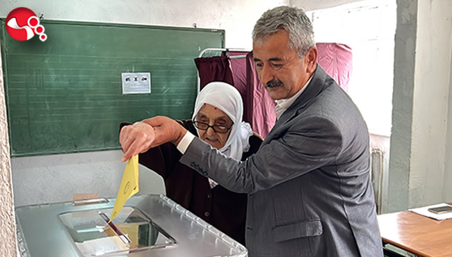 110 yaşındaki Safiye Nine oyunu kullandı