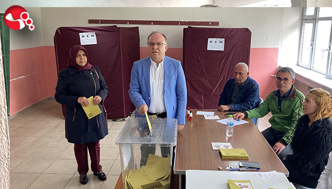 Vali Tutulmaz ve eşi Fatma Tutulmaz Fener Lisesinde oy kullandılar