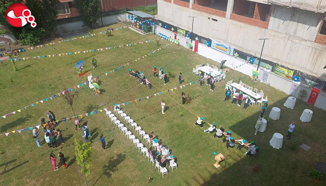 Çuvallarla yarıştılar, duvara resim çizdiler…