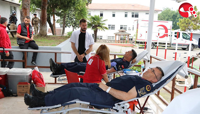 Jandarma vatandaş el ele kan bağışında bulundular