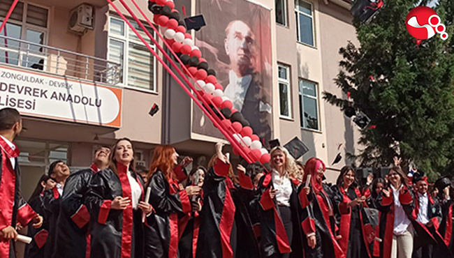 Devrek Anadolu Lisesinde mezuniyet sevinci