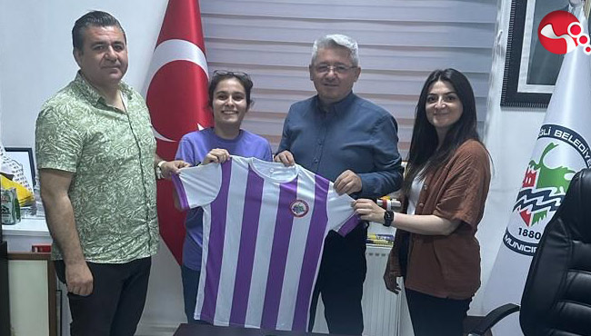 Kadın Futbol takımında iç transferde imzalar atıldı