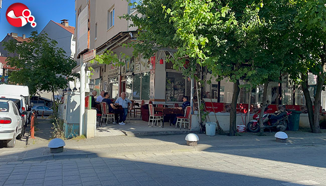 Acemi şoför masayı dağıttı!