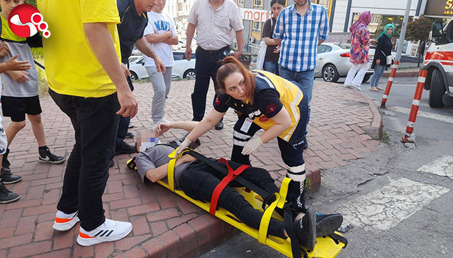 Motosiklet ile otomobil çarpıştı!