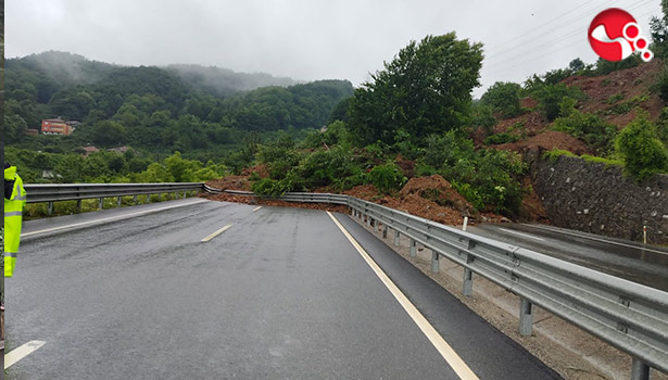 Dereler taştı,yollar kapandı