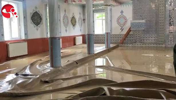 Cami sular altında kaldı