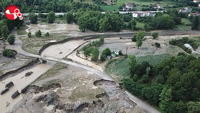 6 köyü ilçeye bağlayan yol çöktü
