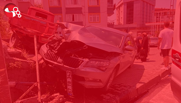Yoldan çıkarak merdivenlere çarptı!..