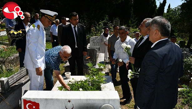 Kur'an-ı Kerim okundu, karanfiller bırakıldı