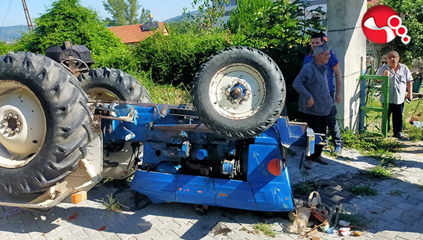Traktör takla attı