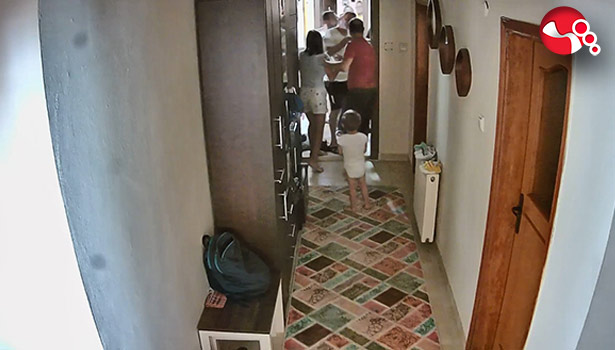 Ev sahibi kiracı arasında kavga kameralara yansıdı!..