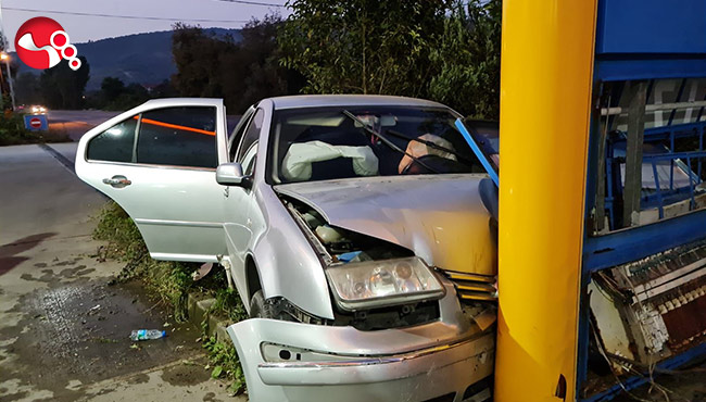 Işıklı panoya çarptı