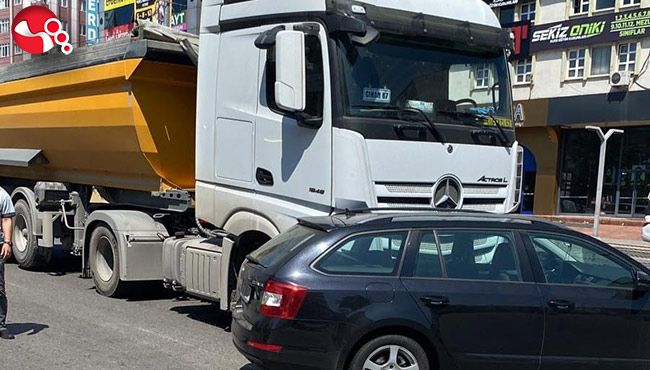 Tırın altında sürüklendi!