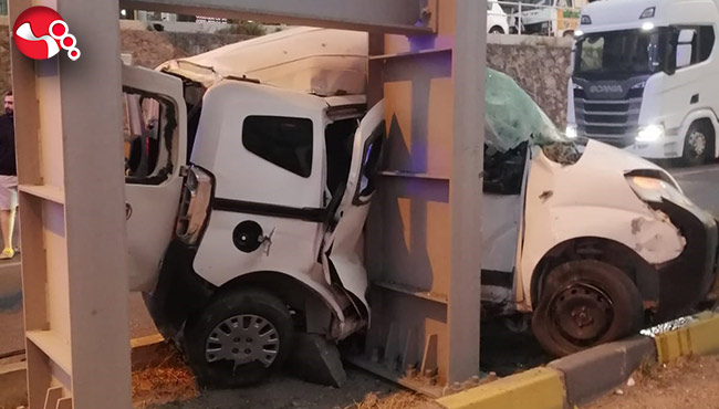 Üst geçit direğine çarptı!