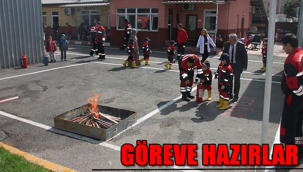 İTFAİYECİ KIYAFETİ GİYEN MİNİKLER TATBİKAT YAPTI