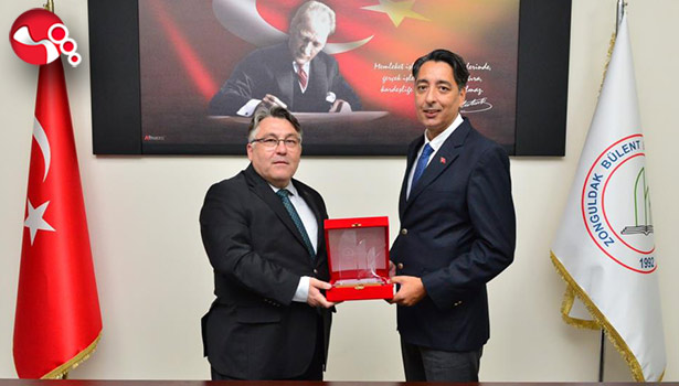 Prof. Dr. Özölçer,Doç. Dr. Kömürcü’ye plaket verdi