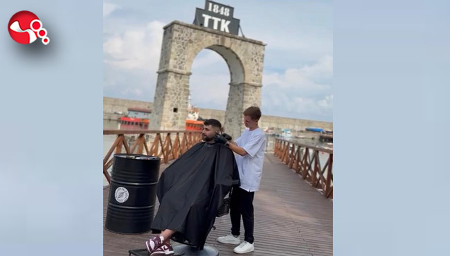 Deniz manzarasında tıraş zamanı