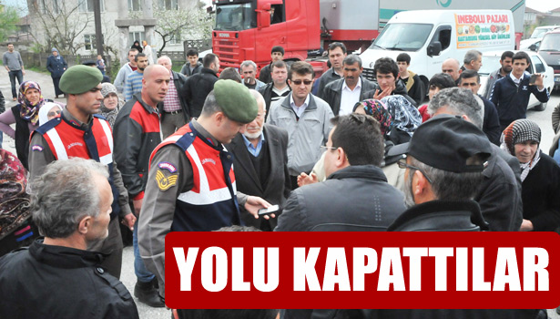 DÜZCE'DE KÖYLÜLER D-100 KARAYOLUNU TRAFİĞE KAPATTI