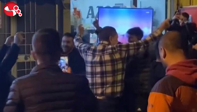 Galatasaray’ın galibiyetini göbek atarak kutladılar