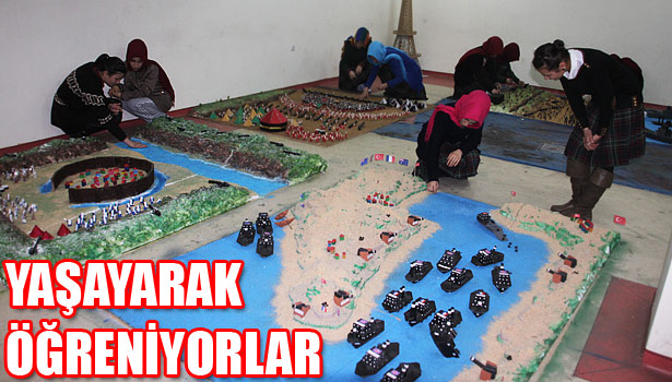 ÖĞRENCİLERİNE OSMANLI'NIN SAVAŞLARINI YAŞATARAK ÖĞRETİYOR