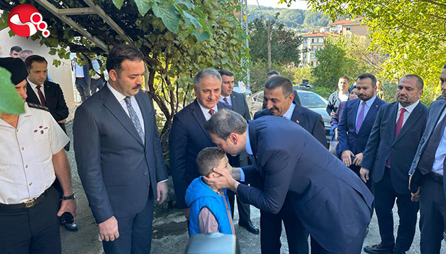 Bakan Bayraktar, şehidin oğlunun yanından biran olsun ayırmadı