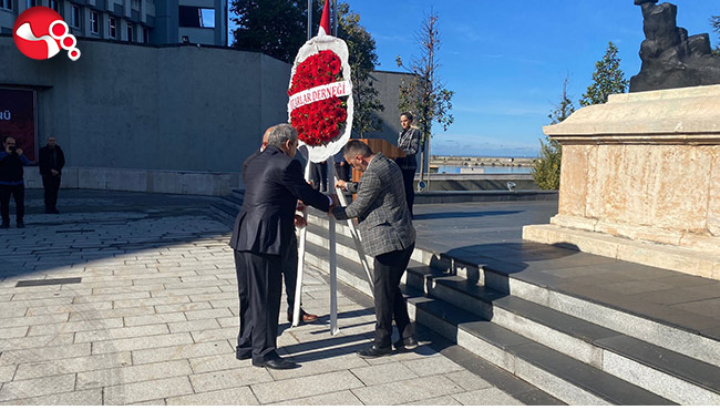 Zonguldak'ta Muhtarlar çelenk bıraktı