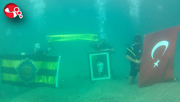 Deniz altında 100. yıla özel bayrak