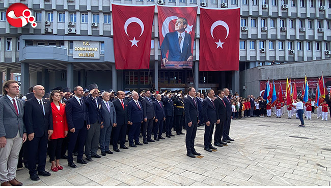 Valilik önünde coşkulu tören