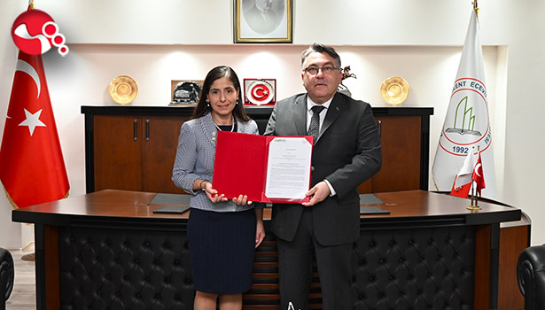 Prof.Dr.Karadeniz protokol sözleşmesini Rektör Özölçer'e takdim etti