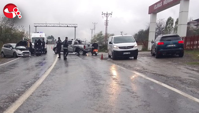 Kamyonetle Otomobil çarpıştı!..