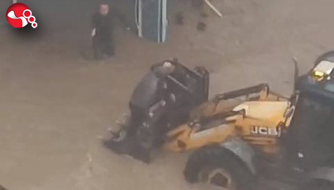 Selde mahsur kalanların kepçelerle kurtarıldığı o anlar