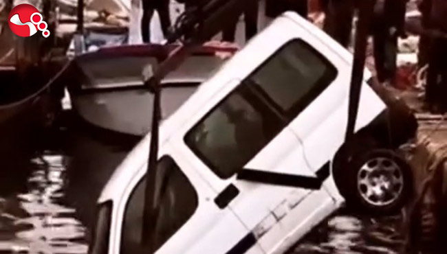 Dalgalara kapılan araç denizden çıkartıldı