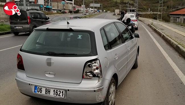 Otomobille motosiklet çarpıştı!