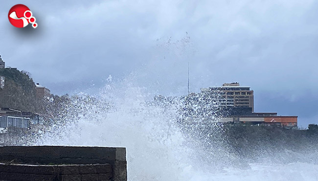 Dalgalar mendirekleri aştı