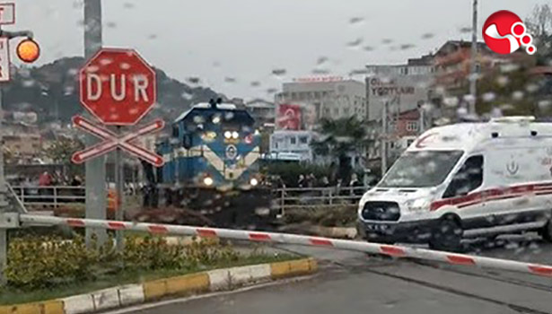 Treni durdurdu,ambulansa yol verdi