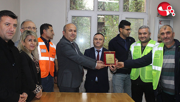 Plaketle ödüllendirildi