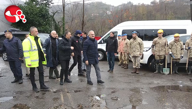 Toprak altında kalan anne ve oğlu aranıyor