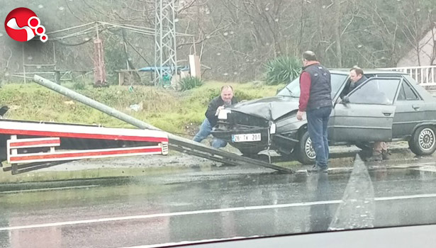 Elektrik direğine çarptı!...