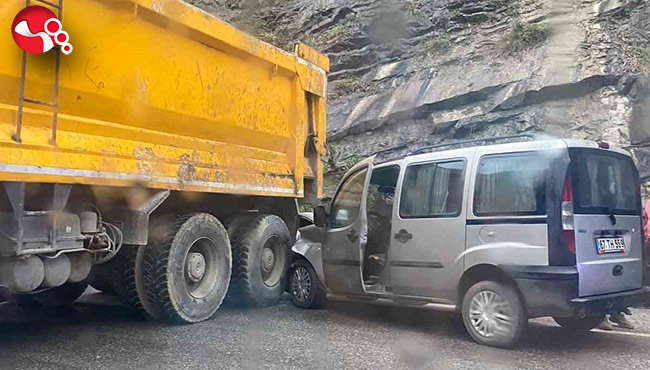 Yola savrulan kaya parçası kazaya neden oldu…