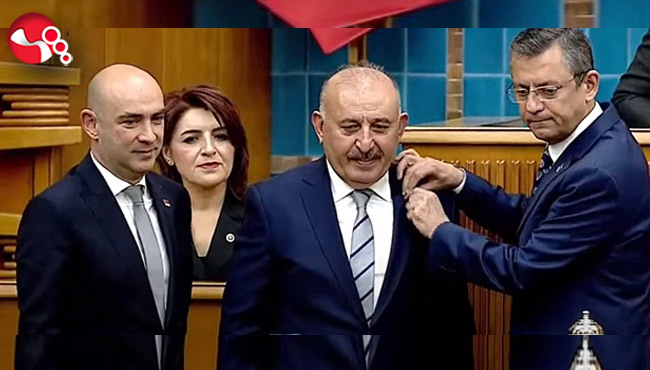 Genel Başkan Özgür Özel rozetini taktı