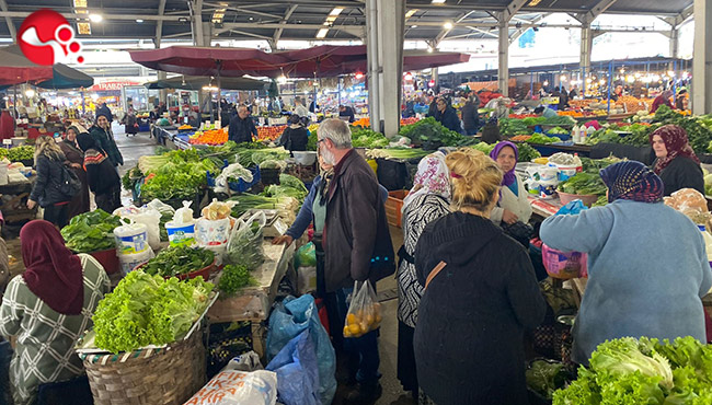 Halk Pazarında yoğunluk