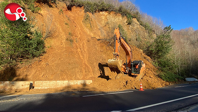 Heyelanı temizleme çalışması sürüyor