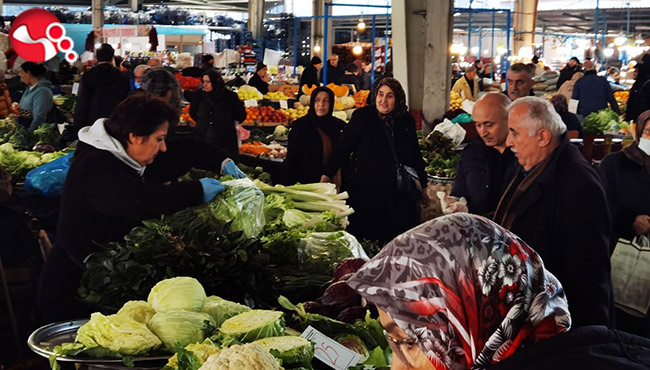 Pazar yoğunluğu esnafı güldürdü
