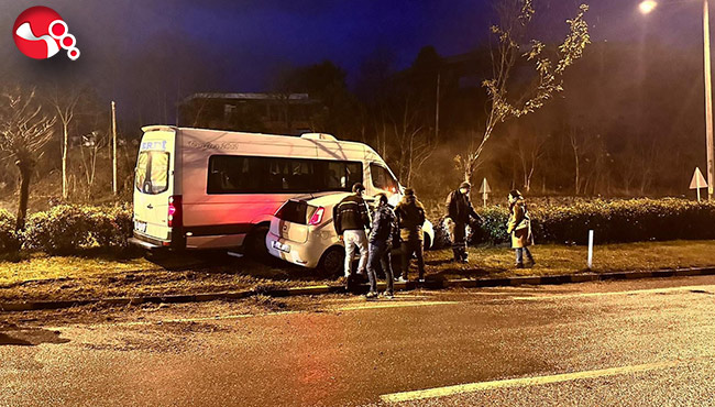 Minibüs ile otomobil çarpıştı!